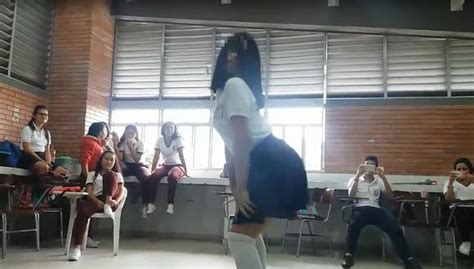 Facebook Polémica Por Un Video De Dos Colegialas Bailando Twerking