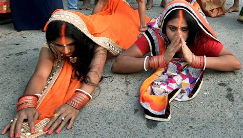 On Chhath Puja Devotees Across The Country Offer Prayer To Sun God The New Indian Express