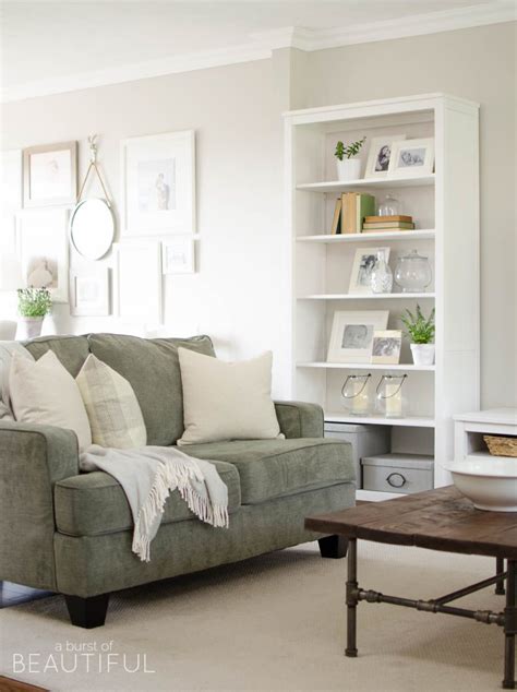 30 Beautiful Farmhouse Decorating Ideas For Summer Green Couch Living