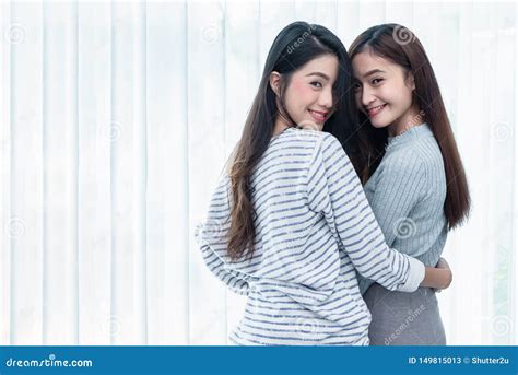 Twee Aziatische Lesbische Vrouwen Die Samen In Slaapkamer Kijken Paarmensen En