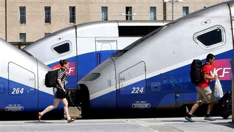 Ich habe auf die nächste bahn gewartet und schon wieder dasselbe. Fahrgäste rennen über einen Bahnsteig in Marseille ...