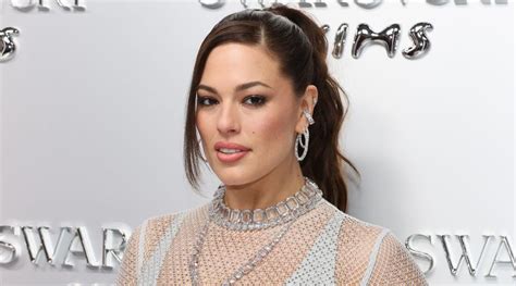 Ashley Graham Shows Off Flawless Skin And Freckles In Fresh Faced Selfie