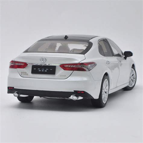 118 Scale Toyota Camry 2018 8th Generation White Diecast Car Model Toy