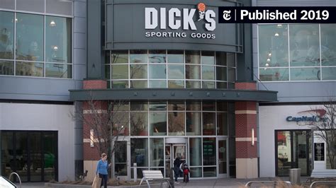 Dicks Sporting Goods Shifts From Guns Even As Sales Suffer The New York Times