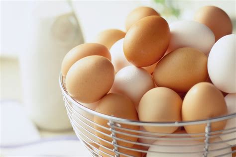 Whats The Difference Between White Eggs And Brown Eggs Huffpost