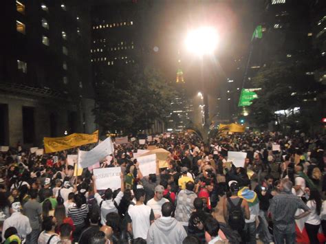 A principal avenida da capital paulista foi bloqueada. Regina Lemos Repórter: Manifestação na avenida Paulista ...