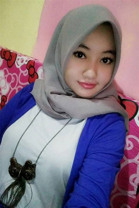 Tapi tidak seperti di tempat ini, kamu justru tergoda untuk selfie di tempat yang penuh sampah ini. Wow, Kumpulan Foto Cewek IGO Berjilbab Cantik dan Dan Manis - Dzargon