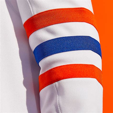 One thing in particular that fans are looking out for this saturday is the debut of the toronto maple leafs and edmonton oilers reverse retro jerseys. Reverse Retro Teaser Photos Released for NHL's Pacific ...