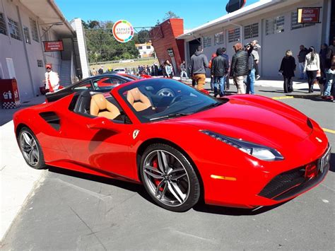 Clube Da Ferrari No Brasil Faz Um Desfile De Cores Em Curitiba