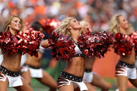 Look Nfl World Reacts To Bengals Cheerleader Photo The Spun