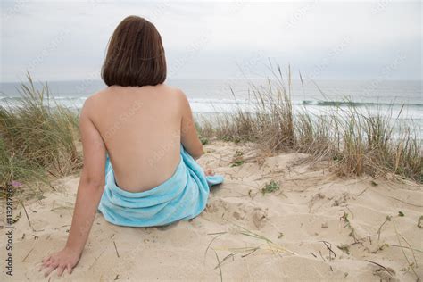 Pretty Woman Nude Sitting From The Back On Beach Stock Foto Adobe Stock
