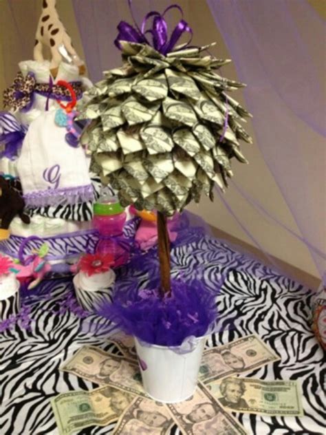 These creative money gift ideas will help you bring a little bit of joy into this money exchange, and maybe add a challenge to the person receiving the cash. Money tree | Gift baskets | Pinterest