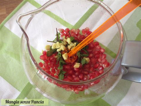 La puoi preparare anche la sera prima e poi utilizzarla come base per i tuoi frullati verdi. BEVANDA DETOX CON MELAGRANA, ZENZERO E MENTA | Cibo etnico ...