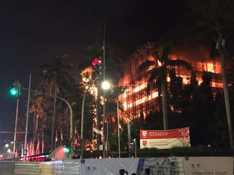 Pak amien rais tiup suling dg lagu mars pan. Amien Rais Duga Pelaku Pembakaran Kantor Kejagung Orang ...