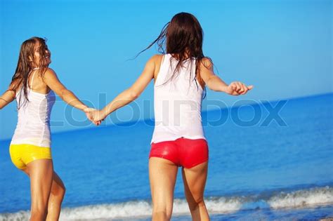 Schöne Mädchen Die Spaß Am Strand Stock Bild Colourbox