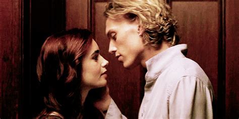 Esto parece una locura, pero es algo que hacemos con frecuencia al tomar notas. Imagenes Gif De Parejas Besándose Tumblr | Clary y jace ...