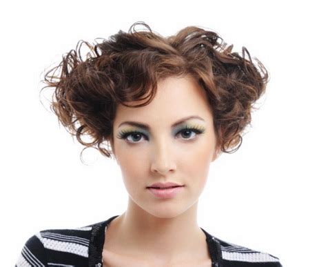 Celem większości fryzury dla włosów cienkich lub grzywny jest utworzyć grubszą, bardziej bujny wygląd podczas rysowania uwagę od style włosy średniej długości lub krótkie włosy są idealne dla kobiet z sierści. Krótkie fryzury dla rzadkich włosów