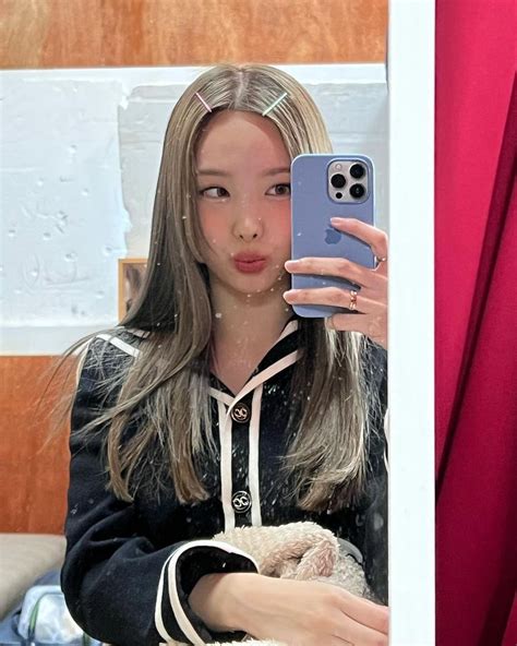˗ˋ ୨୧ ˊ˗ On Twitter Rt Imnayeonarchive Mirror Selfie Queen Im Nayeon