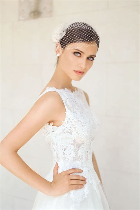 Kurze brautkleider werden oft als nicht so romantisch und angesagt betrachtet und für diese von ihnen, die es ganz dezent und elegant mögen, wäre es ganz nützlich, auf foreverly.de oder avinia.de. Brautmode_2019_306 - AVINIA