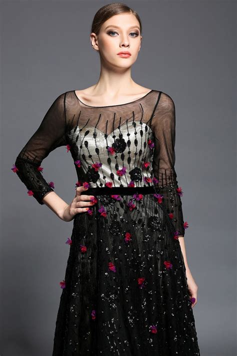 Une longue robe noire transparente avec un joli imprimé pois, à porter avec une paire de bottines ou de talons pour un look à tomber. Robe noire longue transparente dos découverte florale en ...