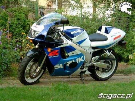 With every ounce of energy lurking dangerously at the top end. Zdjęcia: Suzuki GSX R600 Srad - Suzuki GSX-R 600 1997-2005 ...