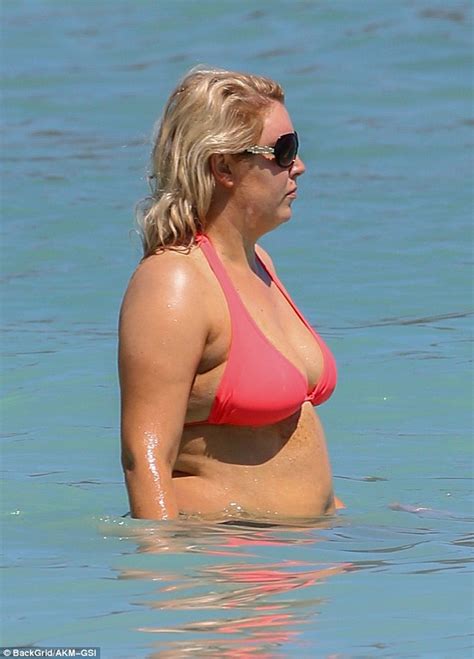 Mel Greig Strips Down To A Mismatched Bikini To Go For A Swim In Hawaii