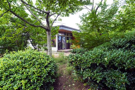 Volume 2, page 930, character 15. 緑の輝きと安らぎに包まれた住宅 | 重量木骨の家