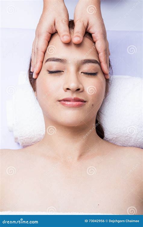 Massaggiatore Che Fa Massaggio La Testa Fotografia Stock Immagine Di Orizzontale Medico 73042956