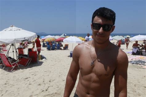 EGO Após Toplessaço no Rio homens defendem direito de ir nus às praias notícias de Famosos