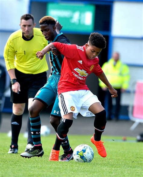 2 февраля 2004 | 17 лет. Player of Nigerian descent Shola Shoretire makes history for Manchester United at 14-years-old ...