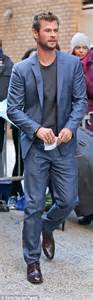 Chris Hemsworth Wears Black Suit To Critics Choice Awards Daily Mail