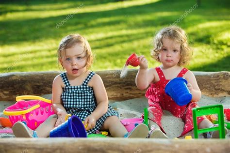 Los Dos Poco Bebé Niñas Jugando Juguetes En La Arena — Foto De Stock