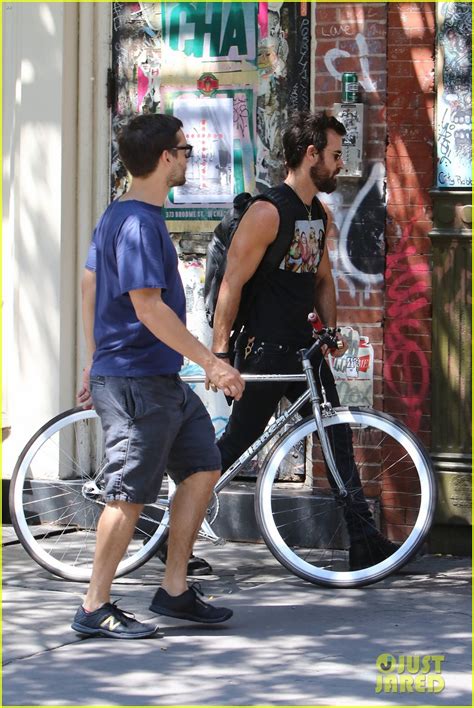Photo Justin Theroux Steps Out In A Spring Breakers Movie T Shirt 05