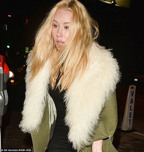 iggy azalea s plastic surgeon says rapper had super small breasts before he made her fabulous
