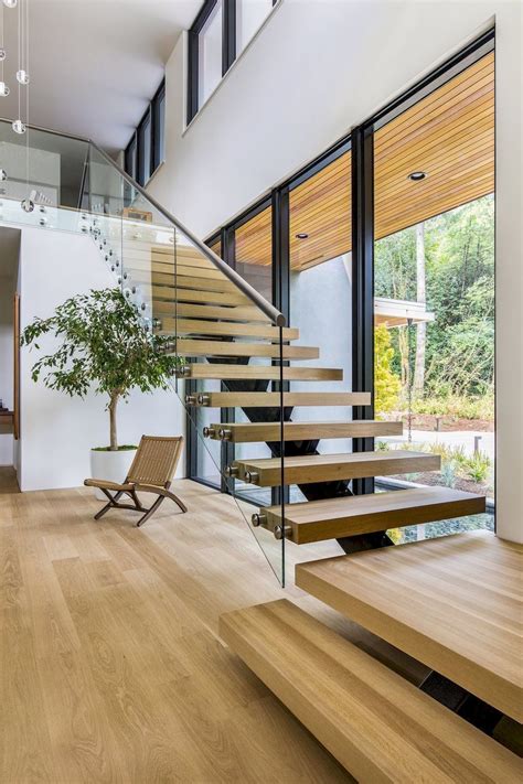 The Beautiful Staircase Decor Of The House Becomes Comfortable