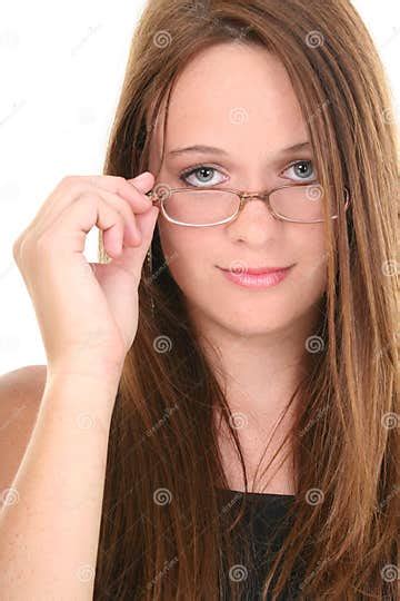 beaux quatorze ans de regard de l adolescence au dessus des lunettes photo stock image du
