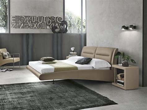 Livingo.it nel suo variegato catalogo online espone. Letto King Size Imbottito In Ecopelle Con Giroletto ...