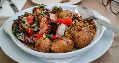 Anche gli alimenti che in genere si scuriscono in cottura, restano del loro colore naturale. Cosa mangiare in Portogallo: i piatti tipici - I ...
