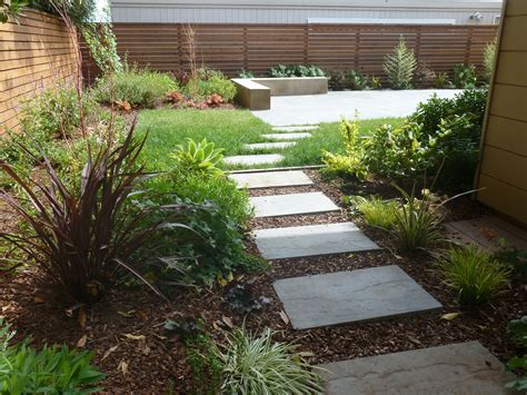Square Stepping Stones With Mulch Backyard Backyard Garden Pathway