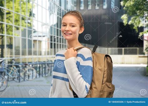 Garota Adolescente Sorridente Com Bolsa De Escola Foto De Stock