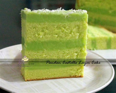 The green bean flour solidifies way too quickly for me to spread this evenly. LLC Bakeries: Pandan Castella Layer Cake
