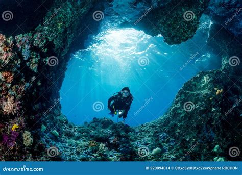 Mujer Bucea Bajo El Agua A La Entrada De Una Cueva Con Rayos De Sol Foto De Archivo Imagen De
