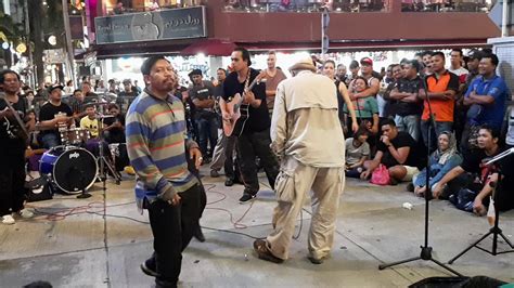 Rock malaysia terbaik 90 an rock kapak lama terbaik terpopuler. Mat Saleh nyanyi lagu mentera semerah padi...sambutan yg ...
