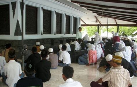 Pilihlah jawaban yang paling tepat. Contoh Islam Kultural Di Indonesia / Akulturasi Dan ...