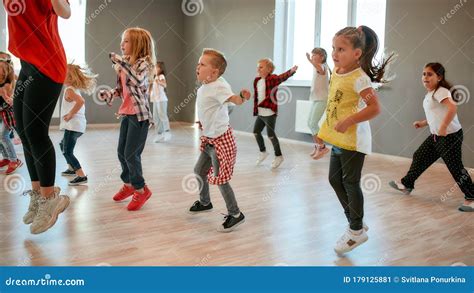 Lleno De Energía Grupo De Niños Y Niñas Bailando Mientras Tienen
