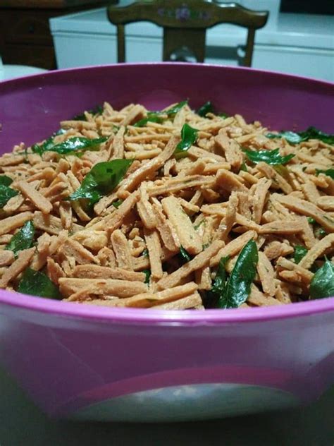 Sementara itu ayak tepung dalam satu bekas, masukkan jintan manis. Kuih Gunting Homemade. Rangup & Berasa, Ni Resipinya ...