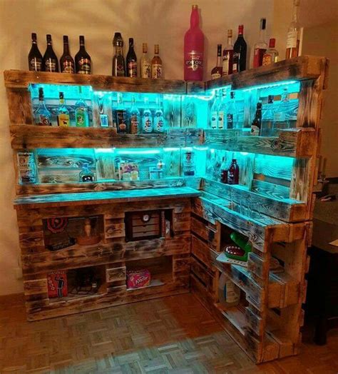 Aus paletten lassen sich sehr einfach outdoor gartenmöbel selber bauen. beleuchtete Bar aus Paletten | Bar aus paletten, Bar bauen ...