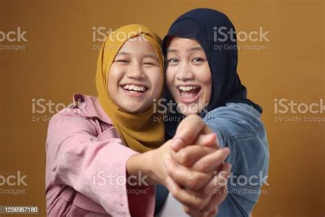 Konsep Orang Dan Keluarga Bahagia Tersenyum Ibu Muslim Asia Memeluk