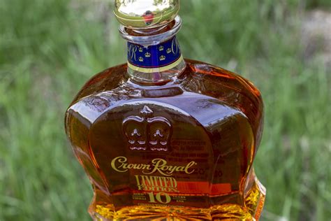 Review Crown Royal Limited Edition Whisky Aged 10 Years Manitoba