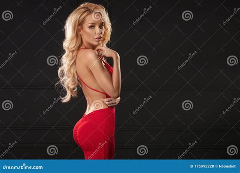 sensuele vrouw in rode jurk stock foto image of krullend aantrekkelijk 175992228